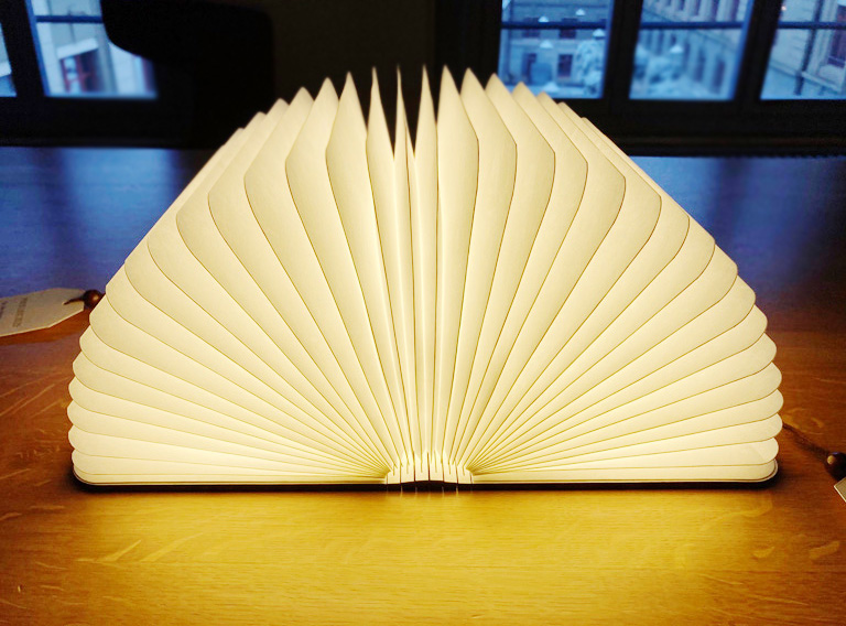 Leuchte, die die Form eines Buchs hat