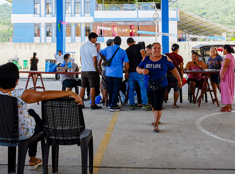 Frau, die gerade ihren Kaffee einem Zwischenhändler verkauft hat, in Lateinamerika