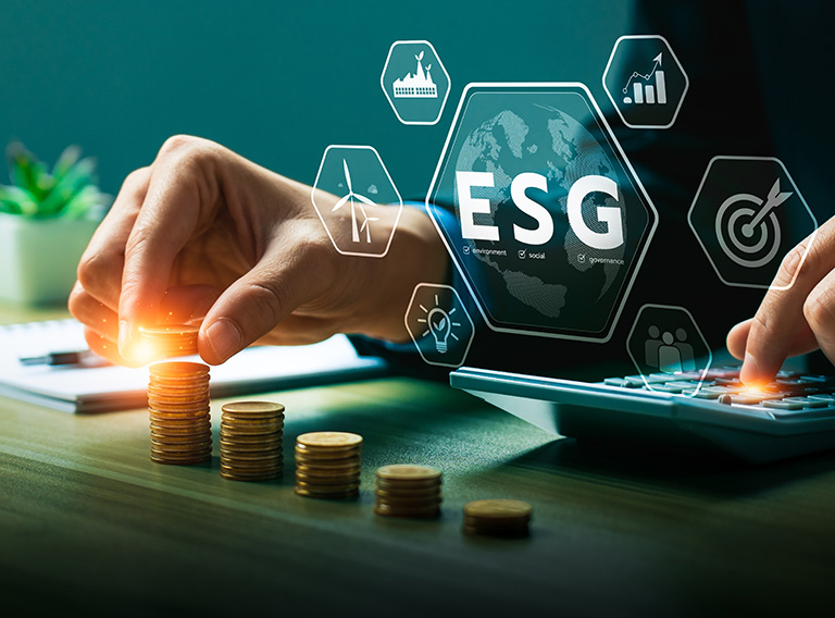 Münzen, Taschenrechner und die Symbole von “Environmental, Social, and Governance (ESG)”