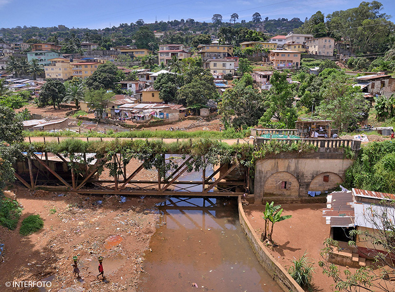 Bäume und Abwasserreinigung sollen Umwelt und Lebensqualität nachhaltig verbessern: Viertel in Freetown, Sierra Leone.