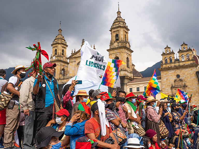 Indigene Menschen demonstrieren für ihre Rechte in Bogotá, Kolumbien