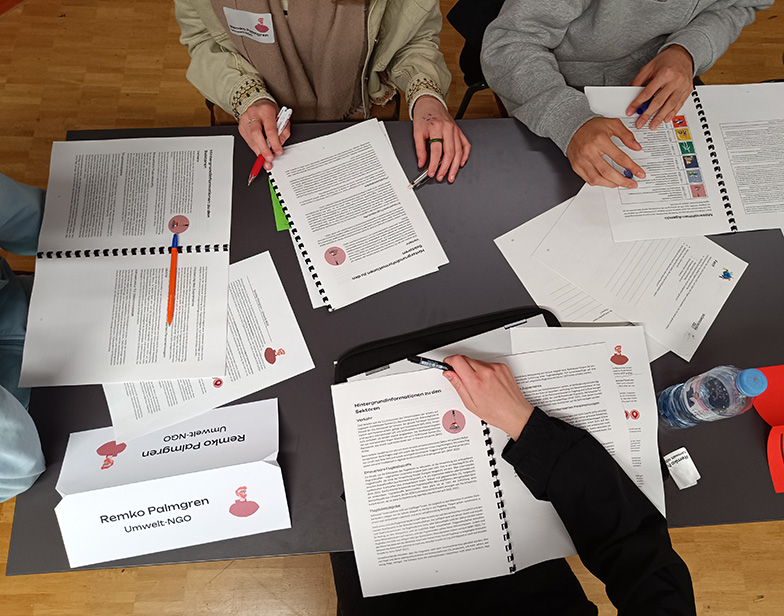 Gymnasiast*innen bereiten sich aufs Rollenspiel vor